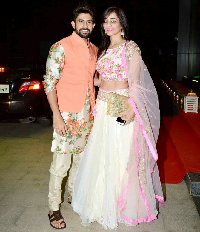 Mehndi dresses for groom 2018 on sale